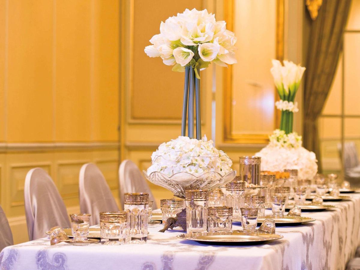 Moevenpick Hotel Khobar Buitenkant foto A table set for a formal dinner