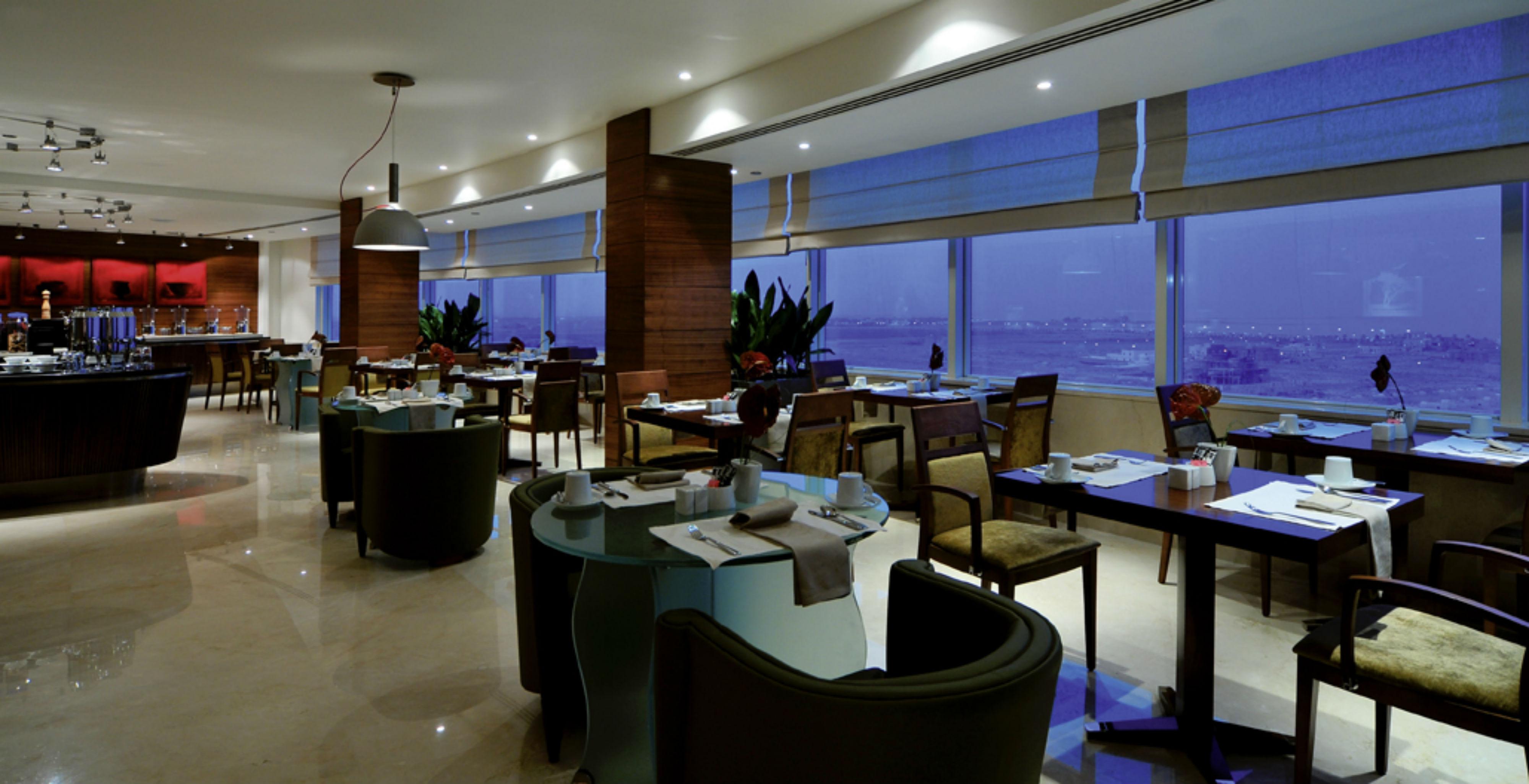 Moevenpick Hotel Khobar Buitenkant foto The restaurant