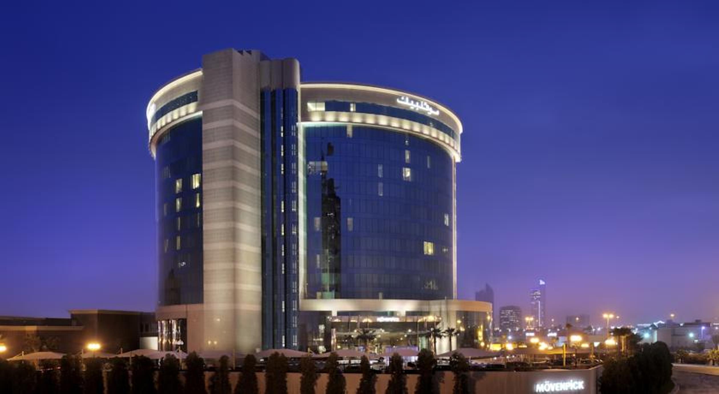 Moevenpick Hotel Khobar Buitenkant foto The hotel at night
