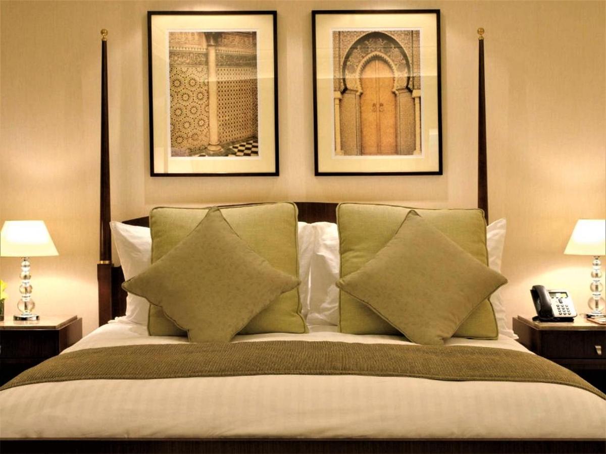 Moevenpick Hotel Khobar Buitenkant foto A bedroom at the Taj Mahal Palace