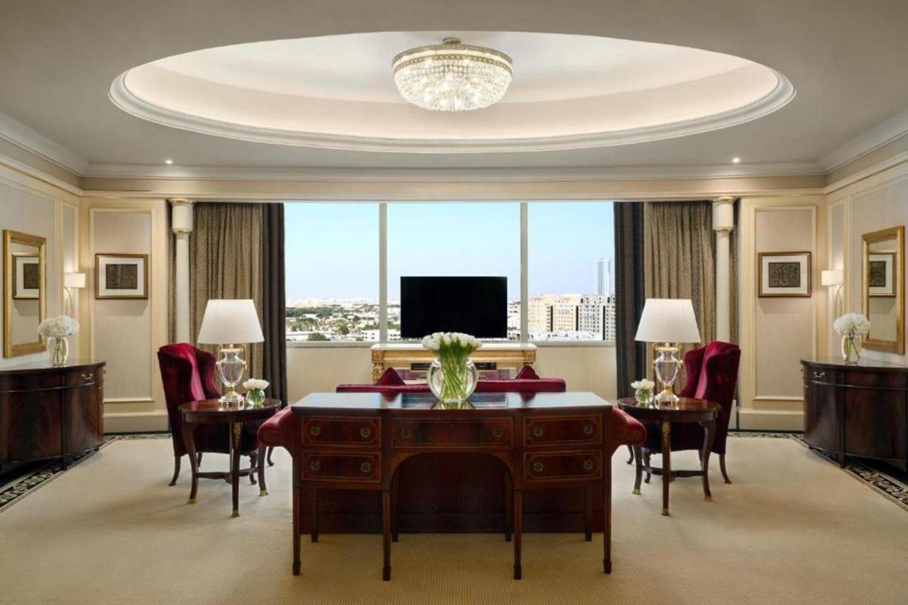 Moevenpick Hotel Khobar Buitenkant foto A suite at the Four Seasons Hotel, Paris