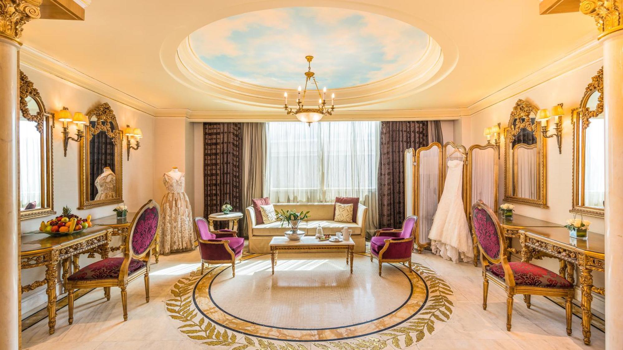 Moevenpick Hotel Khobar Buitenkant foto The dressing room of the Presidential Suite