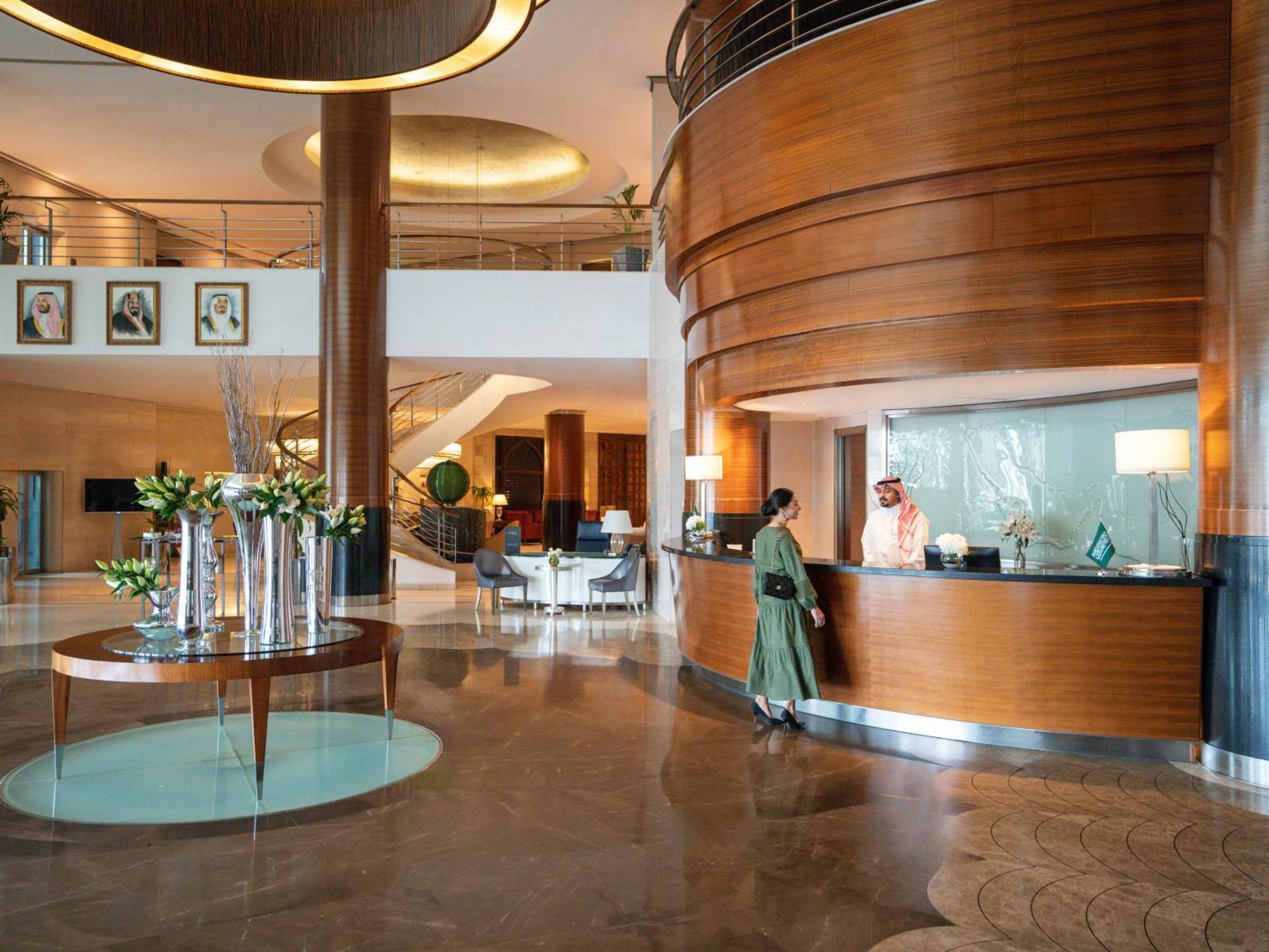 Moevenpick Hotel Khobar Buitenkant foto Lobby