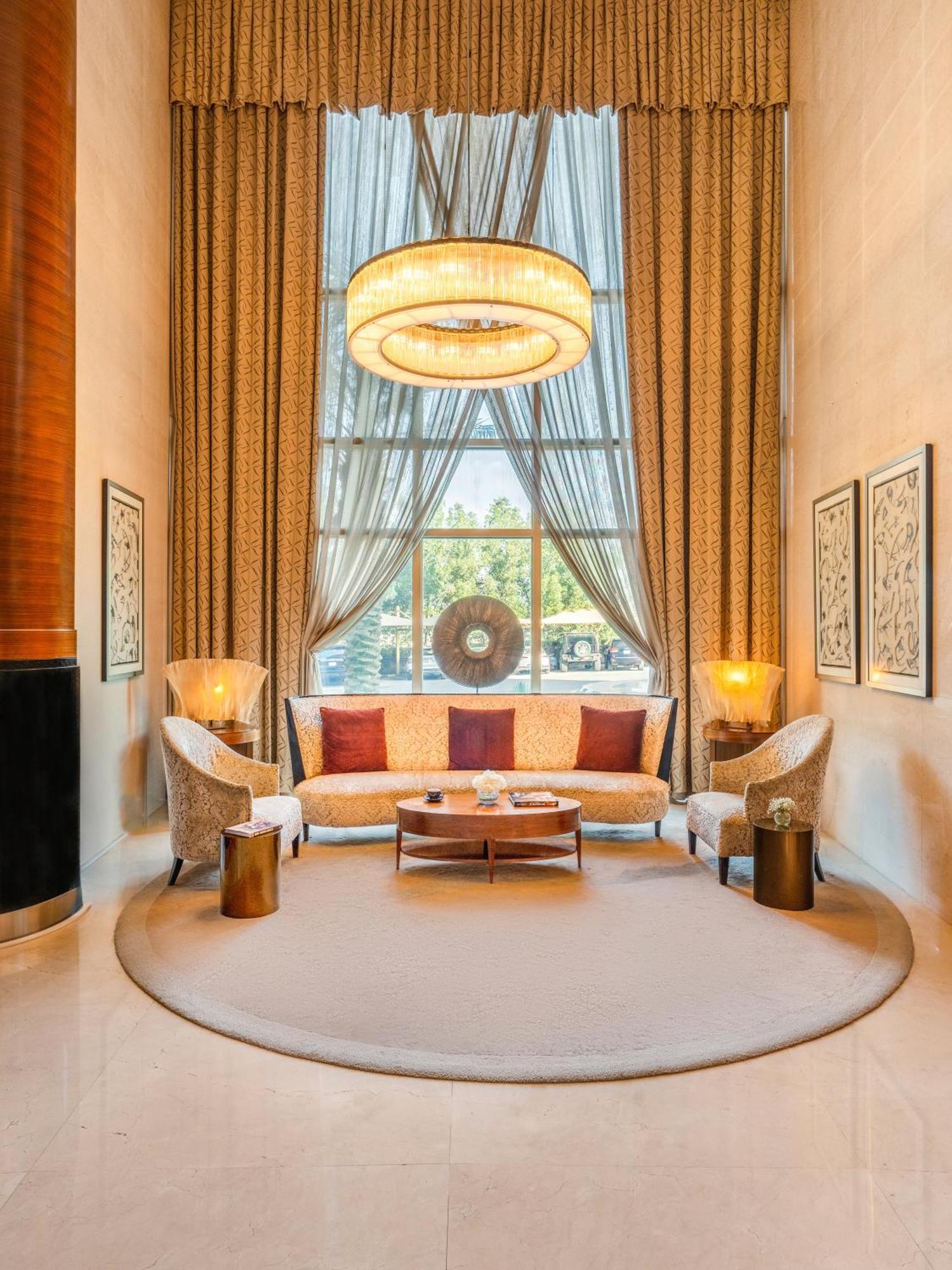 Moevenpick Hotel Khobar Buitenkant foto The lobby of the hotel