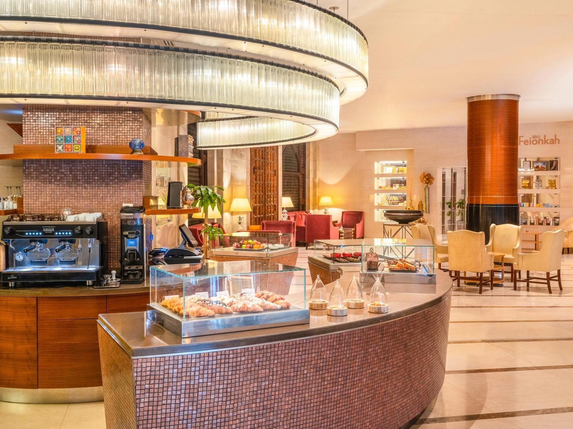 Moevenpick Hotel Khobar Buitenkant foto The lobby lounge