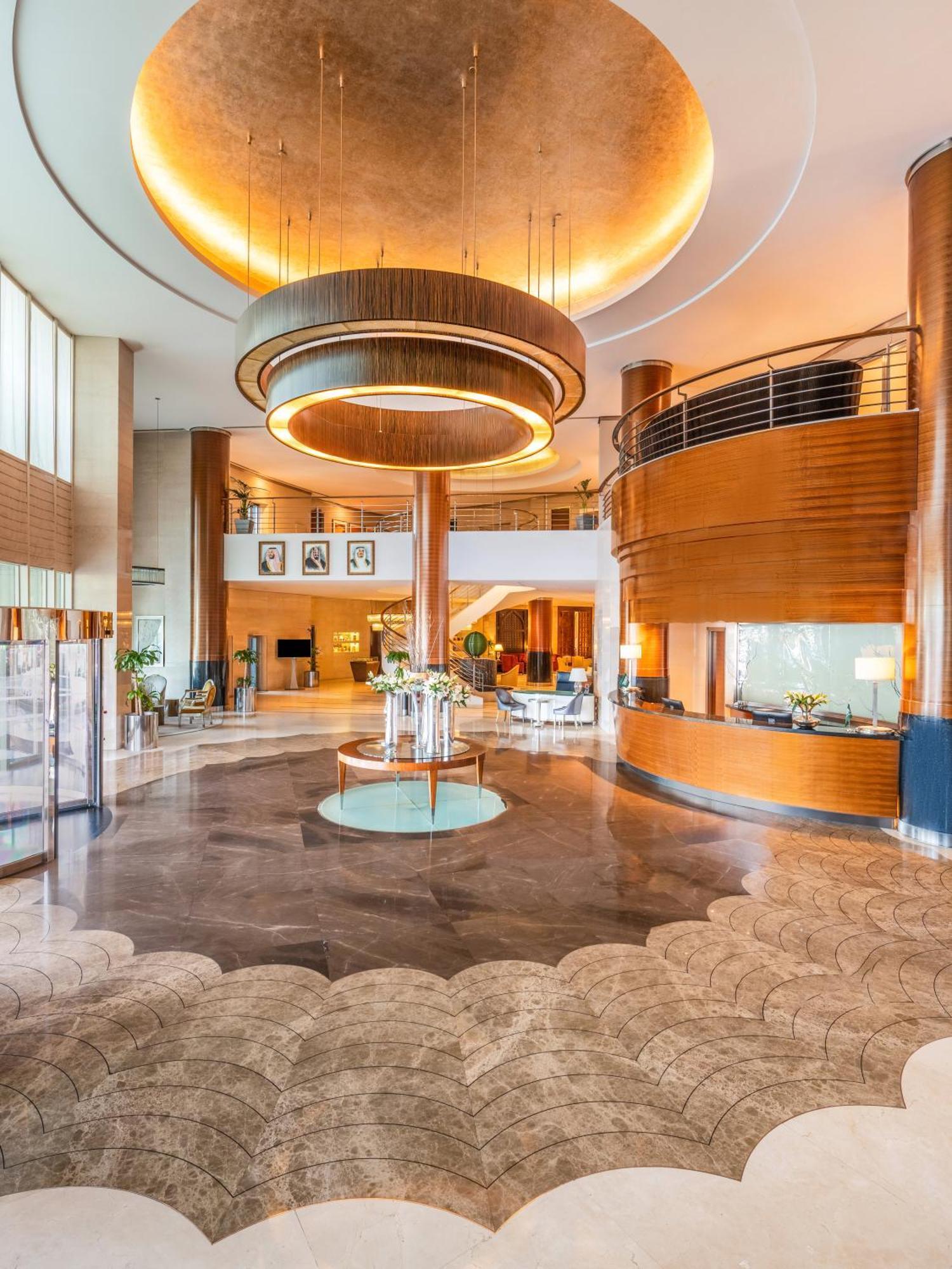 Moevenpick Hotel Khobar Buitenkant foto Lobby