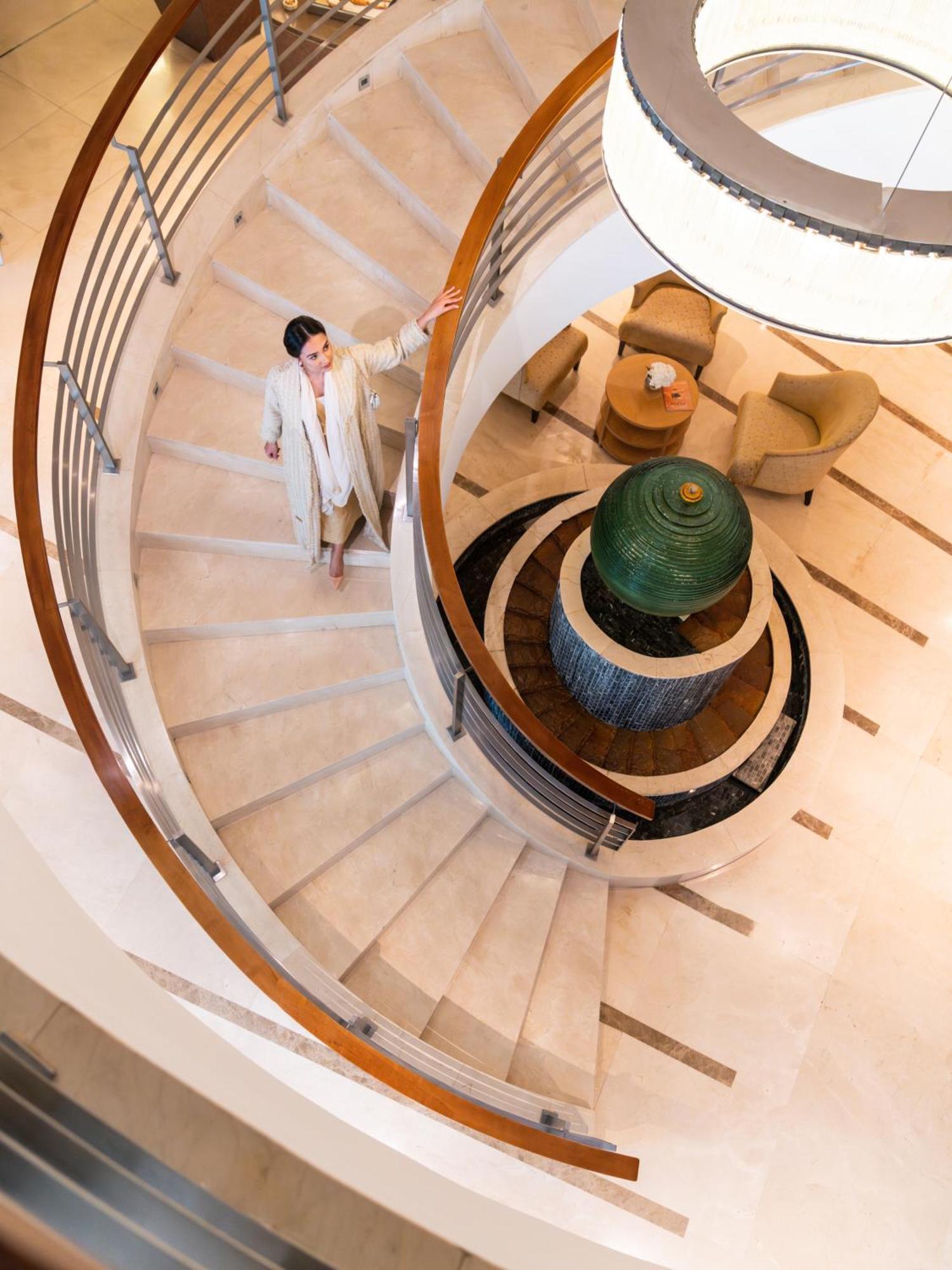 Moevenpick Hotel Khobar Buitenkant foto The staircase