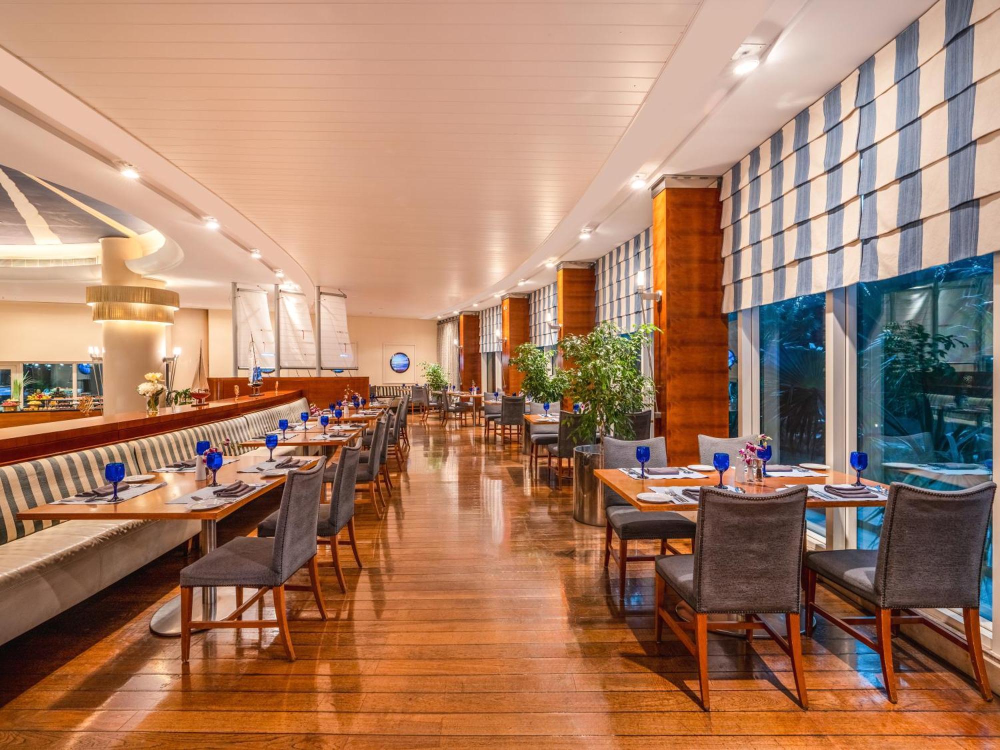 Moevenpick Hotel Khobar Buitenkant foto The restaurant