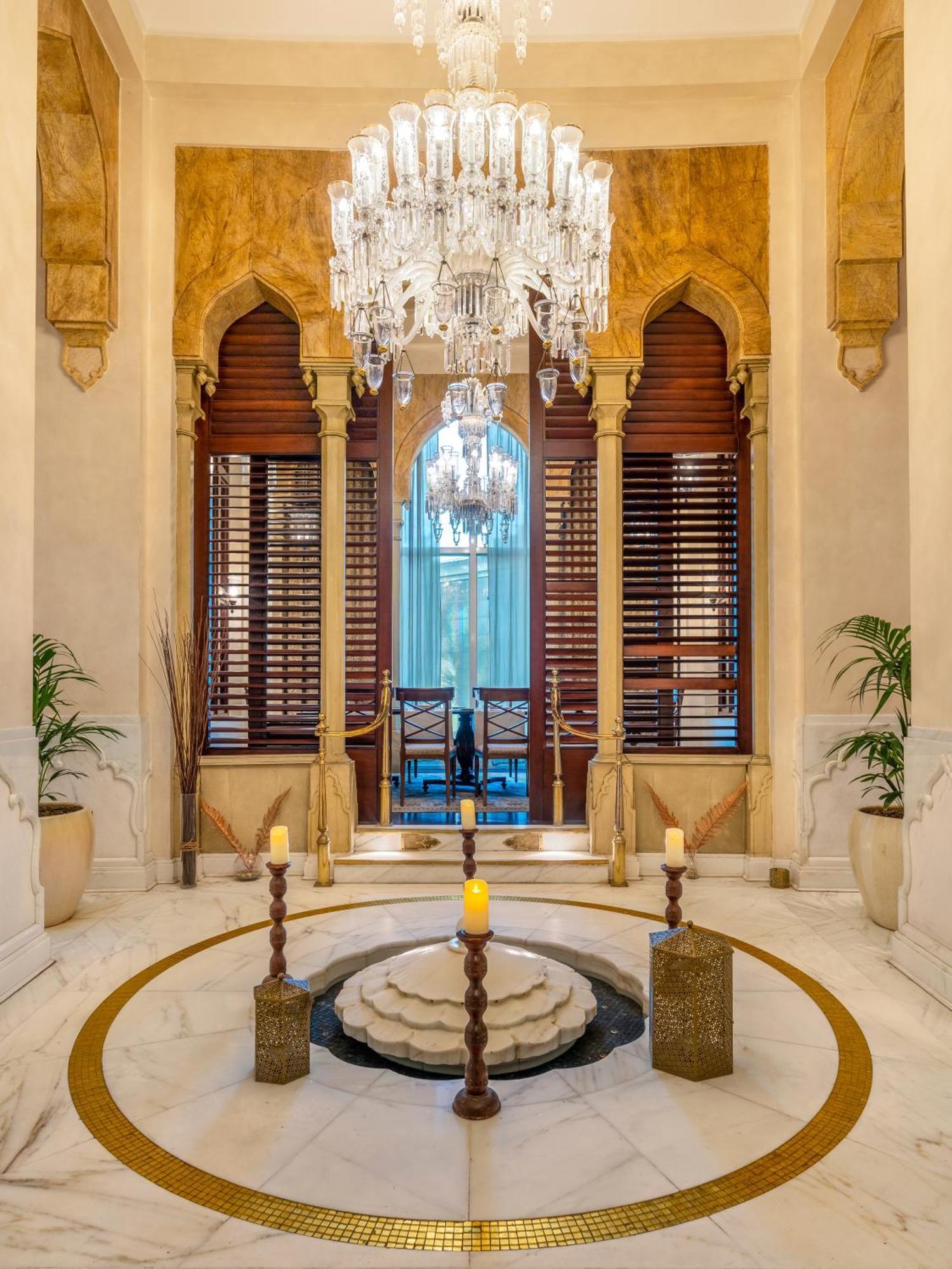 Moevenpick Hotel Khobar Buitenkant foto The lobby of the hotel