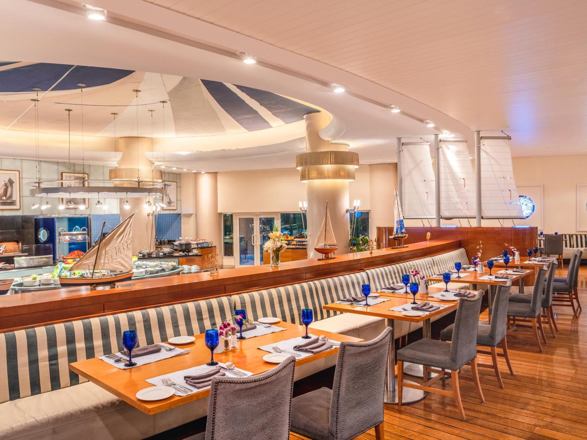 Moevenpick Hotel Khobar Buitenkant foto The Deck Restaurant