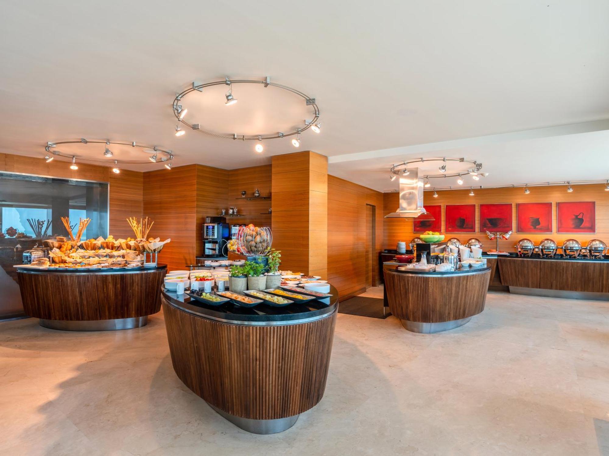 Moevenpick Hotel Khobar Buitenkant foto The lounge at the airport