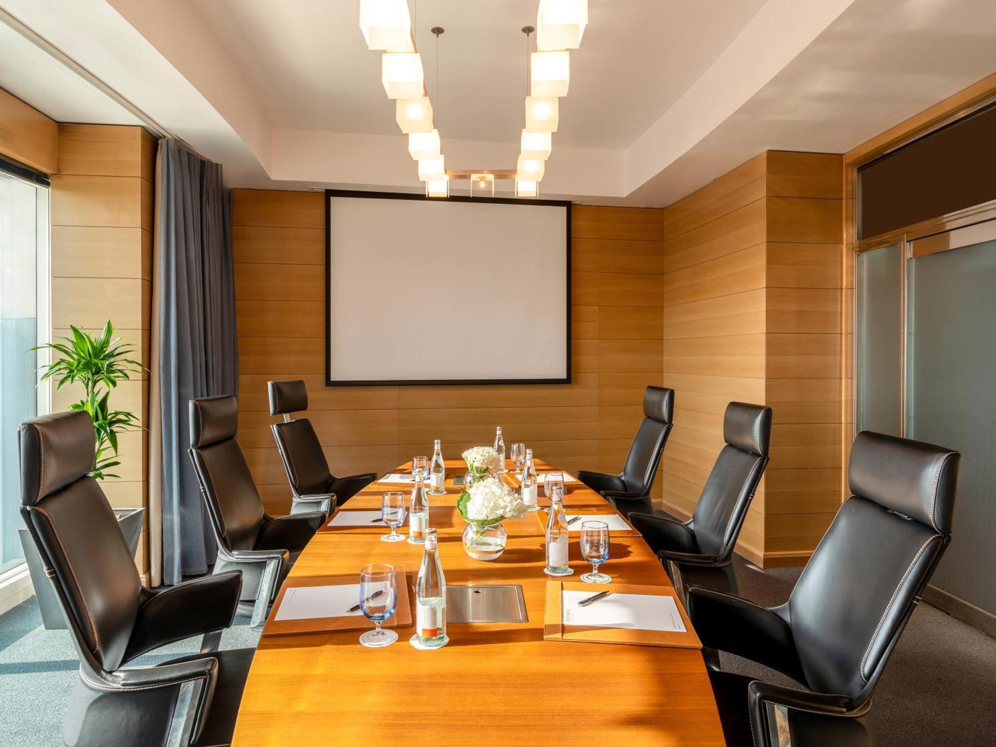 Moevenpick Hotel Khobar Buitenkant foto Meeting room