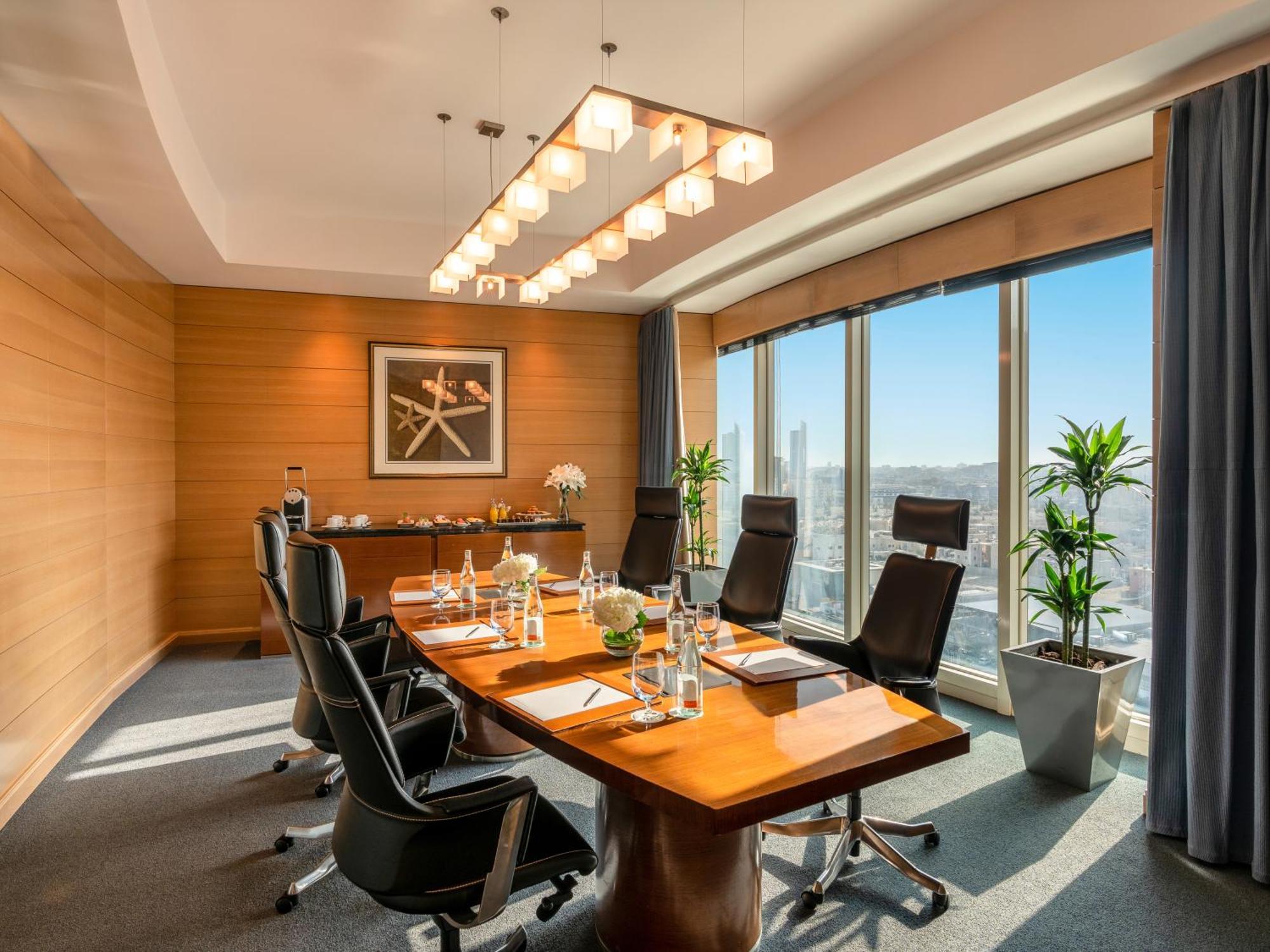 Moevenpick Hotel Khobar Buitenkant foto Meeting room