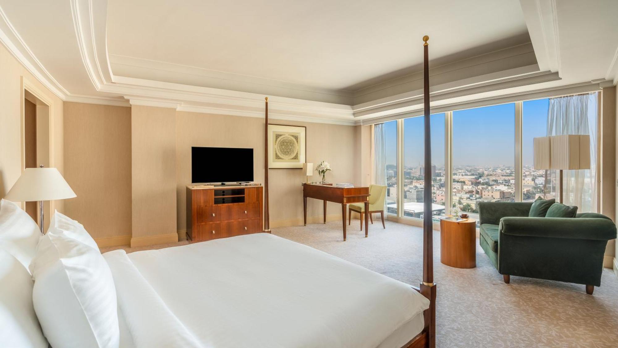Moevenpick Hotel Khobar Buitenkant foto A bedroom at the Four Seasons Hotel