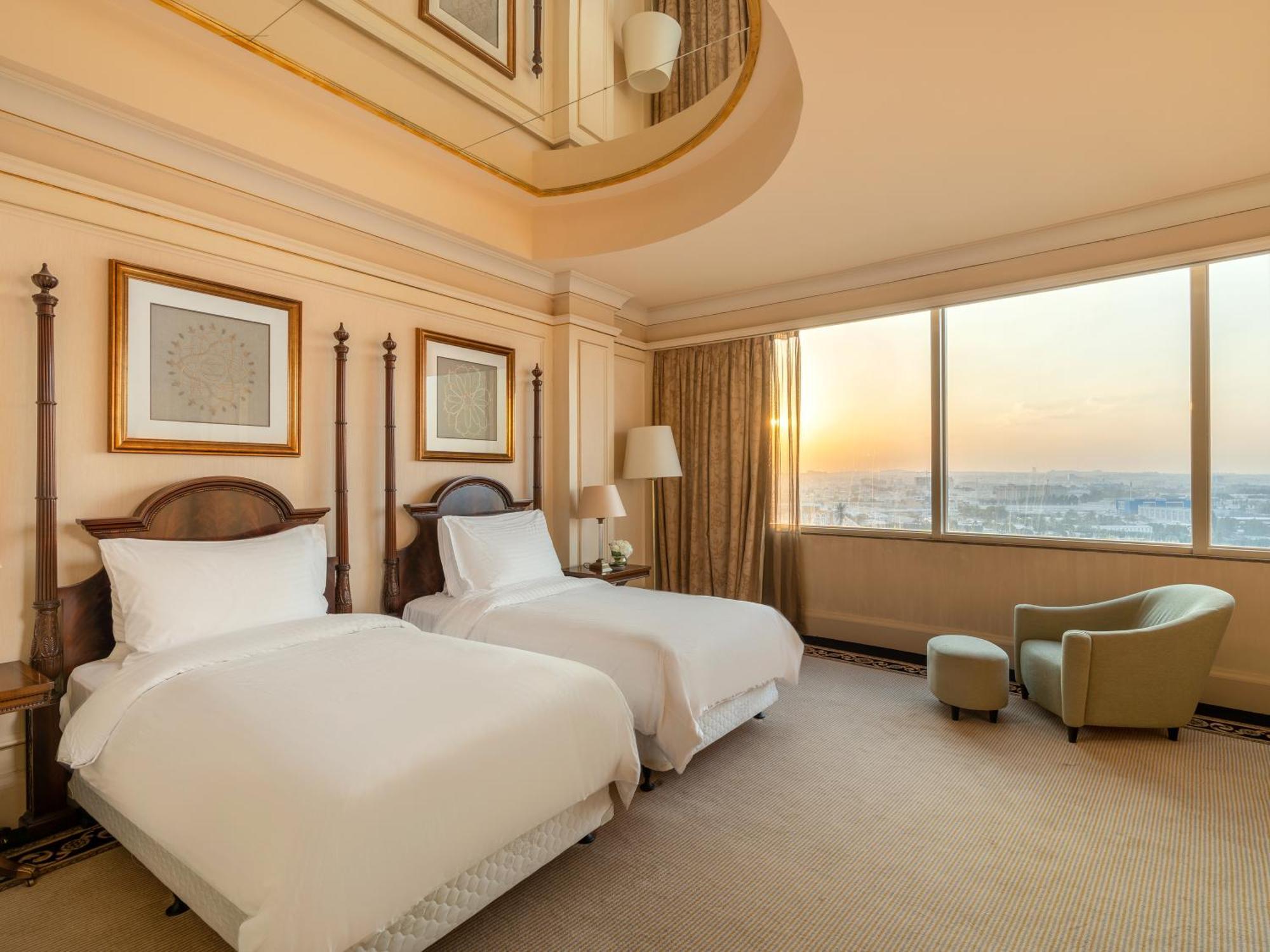 Moevenpick Hotel Khobar Buitenkant foto Deluxe Room
