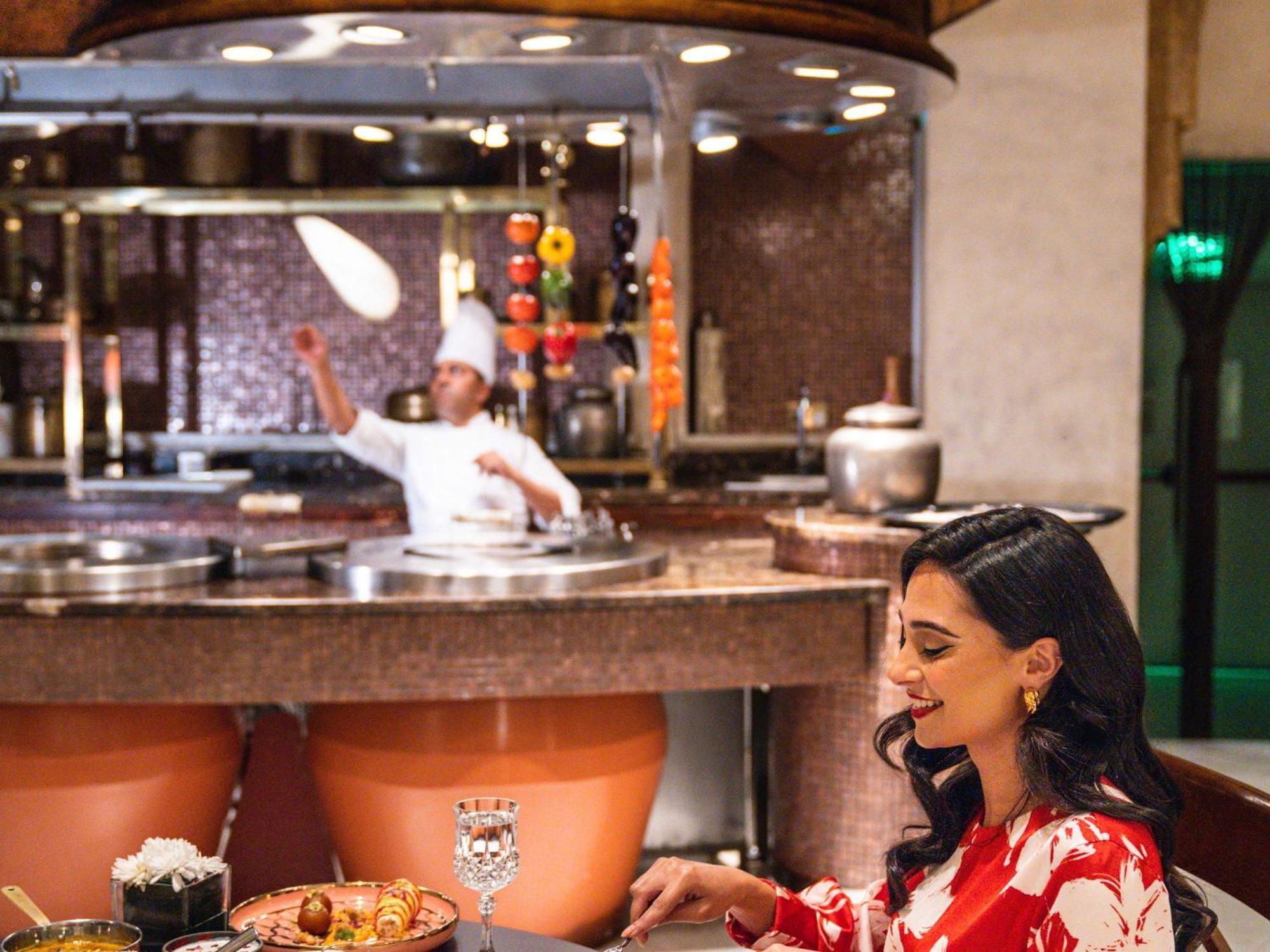 Moevenpick Hotel Khobar Buitenkant foto A woman dining at a restaurant