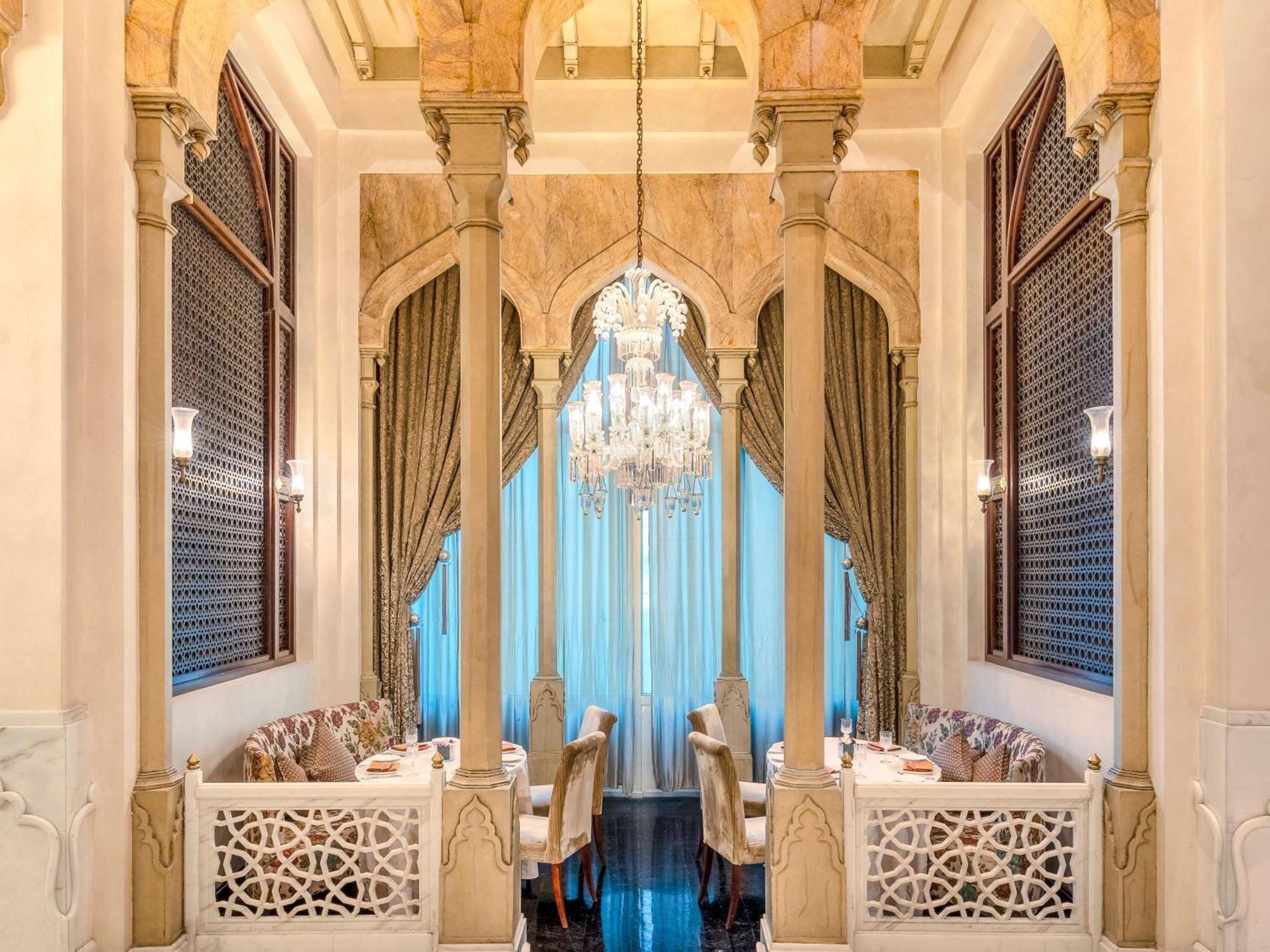 Moevenpick Hotel Khobar Buitenkant foto The restaurant