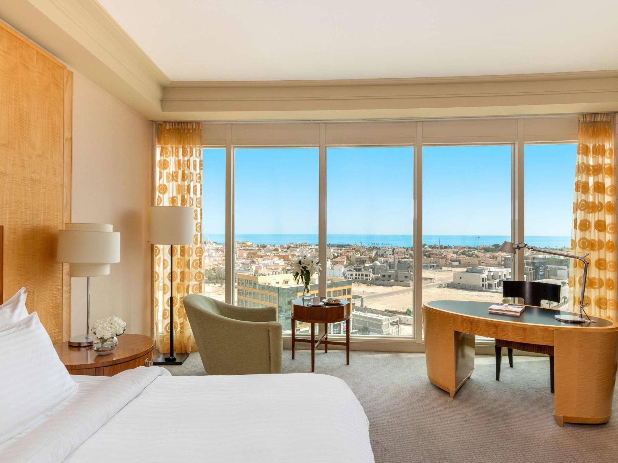 Moevenpick Hotel Khobar Buitenkant foto Deluxe Room