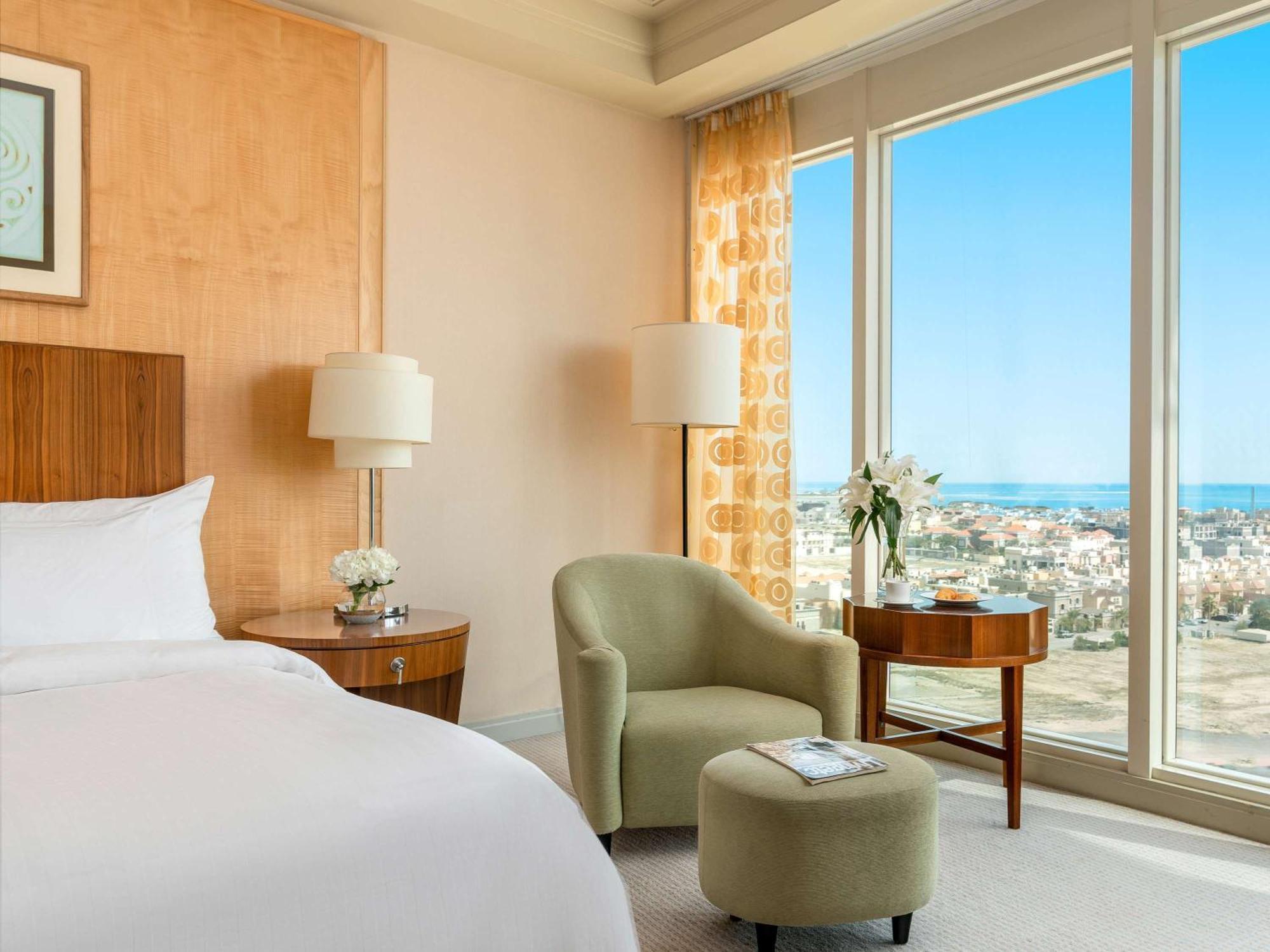 Moevenpick Hotel Khobar Buitenkant foto A guest room at the Hilton San Diego Bayfront